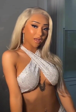 4. Sexy Nikita Dragun Con Top Corto Blanco