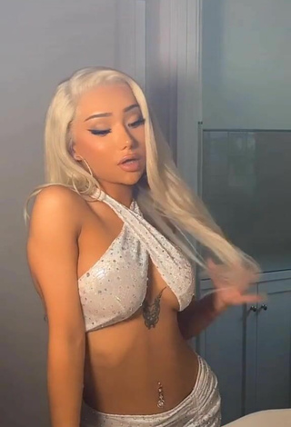 5. Sexy Nikita Dragun Con Top Corto Blanco