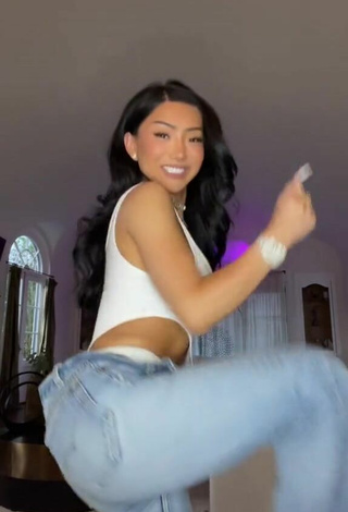 2. Sexy Nikita Dragun Enseña Escote Con Traje De Cuerpo Blanco