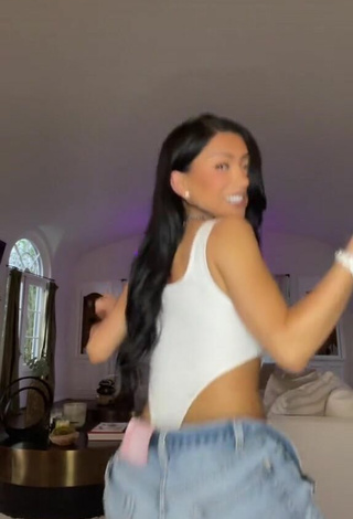 3. Sexy Nikita Dragun Enseña Escote Con Traje De Cuerpo Blanco