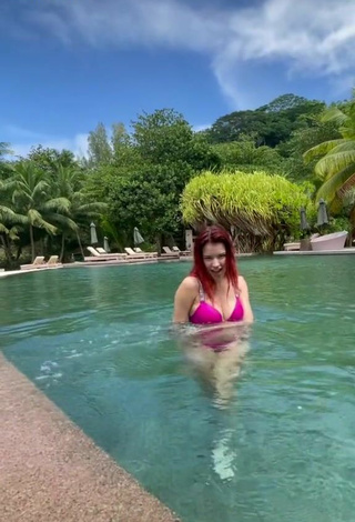 Sexy Shelby Olya enseña escote con Bikini Rosa en la piscina