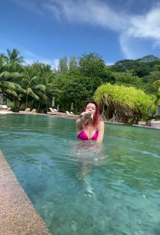 2. Sexy Shelby Olya Enseña Escote Con Bikini Rosa En La Piscina