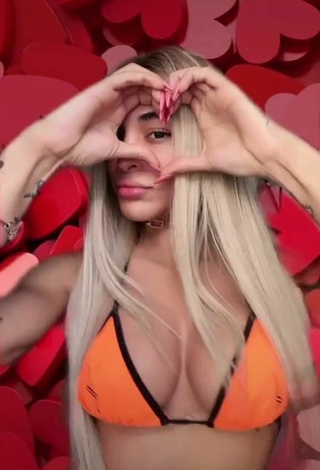 Hermosa Pabllo Vittar enseña escote con Sujetador de Bikini