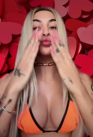 2. Hermosa Pabllo Vittar Enseña Escote Con Sujetador De Bikini