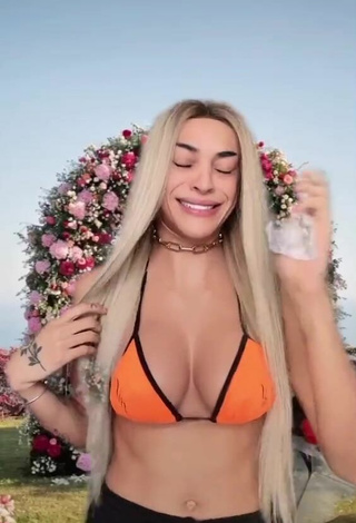 3. Hermosa Pabllo Vittar Enseña Escote Con Sujetador De Bikini