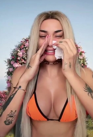 4. Hermosa Pabllo Vittar Enseña Escote Con Sujetador De Bikini