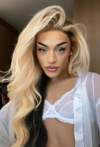 4. Sexy Pabllo Vittar Enseña El Culo