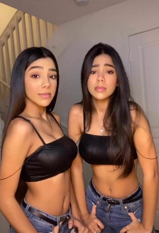 5. Guapísima Melanie & Meila Con Atractivos Top Corto Negro