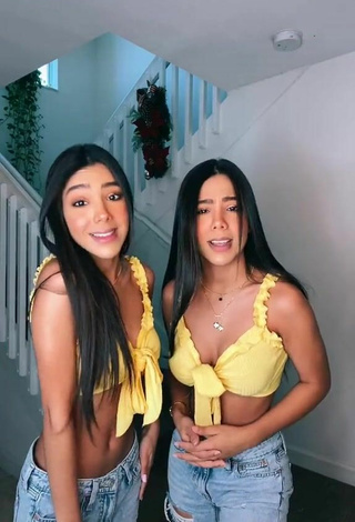 Sexy Melanie & Meila enseña escote con Top Corto