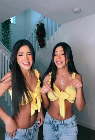 2. Sexy Melanie & Meila Enseña Escote Con Top Corto