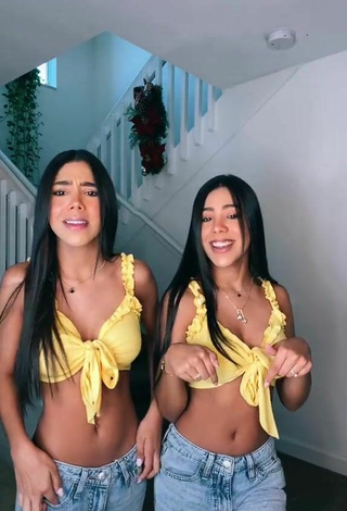 3. Sexy Melanie & Meila Enseña Escote Con Top Corto