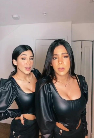 Sexy Melanie & Meila enseña escote con Traje de Cuerpo