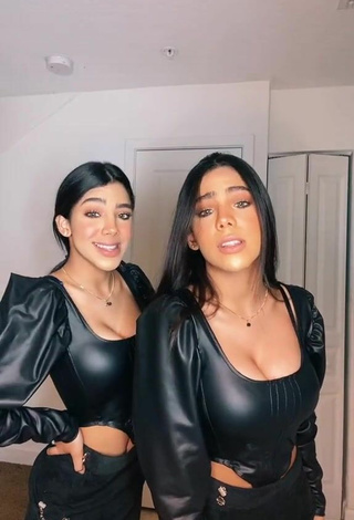 2. Sexy Melanie & Meila Enseña Escote Con Traje De Cuerpo