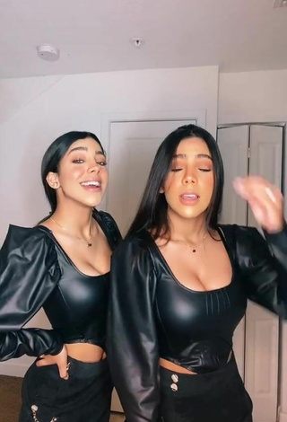 3. Sexy Melanie & Meila Enseña Escote Con Traje De Cuerpo