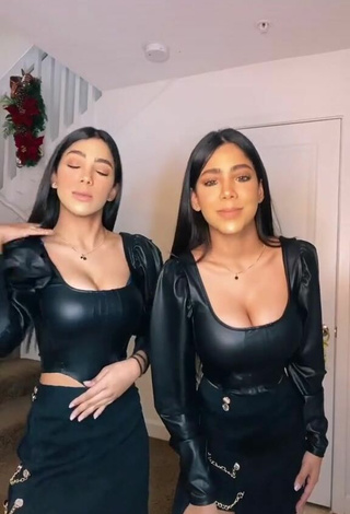 Caliente Melanie & Meila enseña escote con Traje de Cuerpo Negro