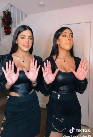 2. Caliente Melanie & Meila Enseña Escote Con Traje De Cuerpo Negro