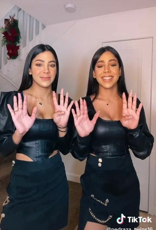 3. Caliente Melanie & Meila Enseña Escote Con Traje De Cuerpo Negro