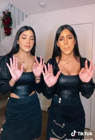 4. Caliente Melanie & Meila Enseña Escote Con Traje De Cuerpo Negro