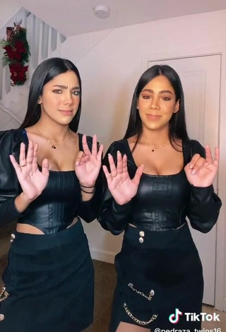 5. Caliente Melanie & Meila Enseña Escote Con Traje De Cuerpo Negro