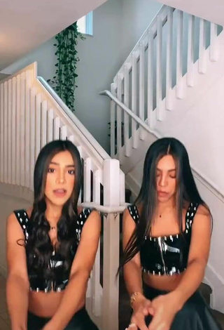 5. Hermosa Melanie & Meila Con Top Corto Negro