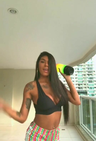 Sexy Jully Oliveira con Sujetador Deportivo Negro