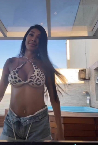 3. Hermosa Jully Oliveira Enseña Escote Con Sujetador De Bikini