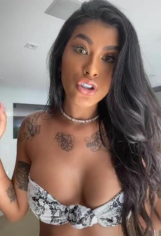 Hermosa Jully Oliveira enseña escote con Bikini Serpiente