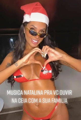 Sexy Jully Oliveira enseña escote con Bikini Rojo