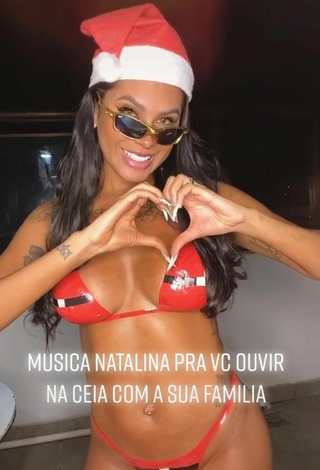 4. Sexy Jully Oliveira Enseña Escote Con Bikini Rojo