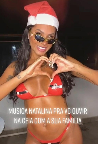 5. Sexy Jully Oliveira Enseña Escote Con Bikini Rojo