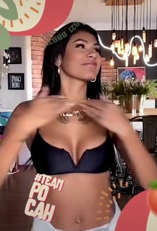 3. Sexy Jully Oliveira Enseña Escote Con Top Y Tetas Saltarinas