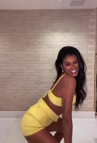 3. Sexy Jully Oliveira Enseña El Culo Mientras Hace Twerking