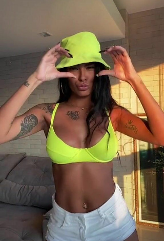 5. Sexy Jully Oliveira Enseña Escote Con Sujetador De Bikini