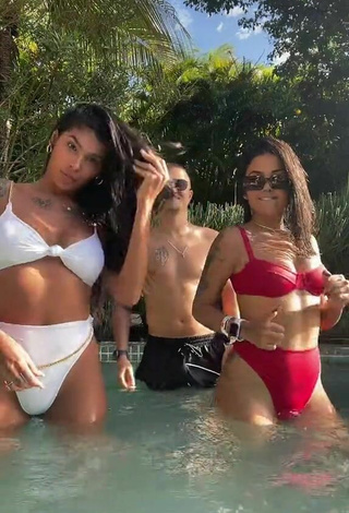 Caliente Jully Oliveira Enseña el culo en la piscina