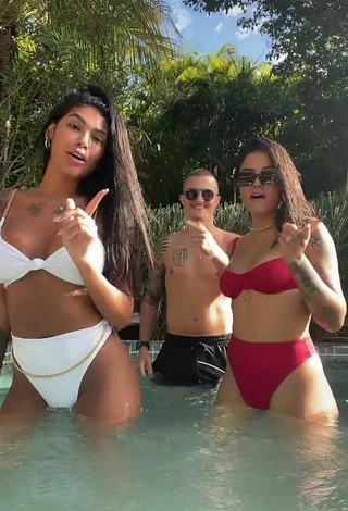 2. Caliente Jully Oliveira Enseña El Culo En La Piscina