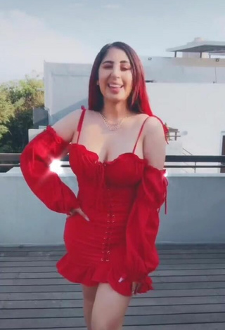 Sexy Ana Daniela Martínez Buenrostro enseña escote con Vestido Rojo