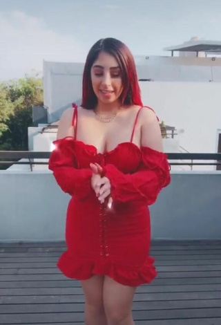 2. Sexy Ana Daniela Martínez Buenrostro Enseña Escote Con Vestido Rojo