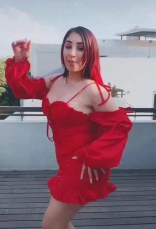 3. Sexy Ana Daniela Martínez Buenrostro Enseña Escote Con Vestido Rojo