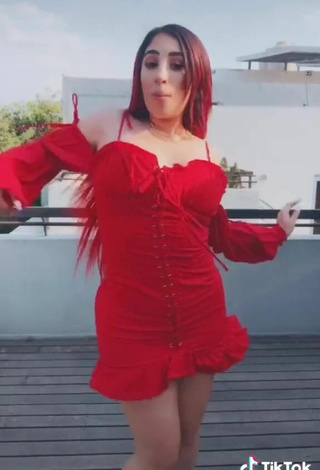 4. Sexy Ana Daniela Martínez Buenrostro Enseña Escote Con Vestido Rojo