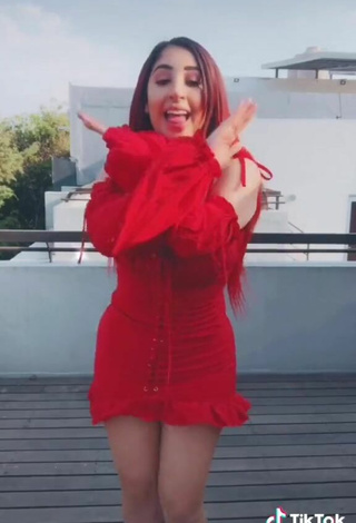 5. Sexy Ana Daniela Martínez Buenrostro Enseña Escote Con Vestido Rojo