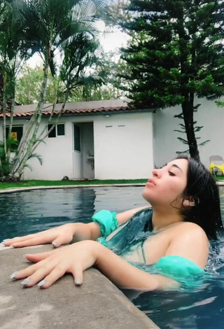 Más caliente Ana Daniela Martínez Buenrostro con Bikini Verde en la piscina