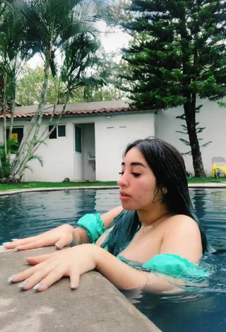 2. Más Caliente Ana Daniela Martínez Buenrostro Con Bikini Verde En La Piscina