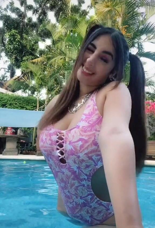 Sexy Ana Daniela Martínez Buenrostro enseña escote con Traje de Baño en la piscina