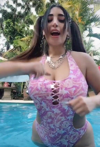 3. Sexy Ana Daniela Martínez Buenrostro Enseña Escote Con Traje De Baño En La Piscina