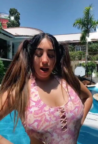 Hermosa Ana Daniela Martínez Buenrostro con Traje de Baño en la piscina