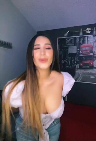 Sexy Ana Daniela Martínez Buenrostro enseña escote con Top Corto Blanco