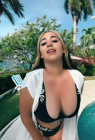 Belleza Ana Daniela Martínez Buenrostro enseña escote con Bikini Negro en la piscina