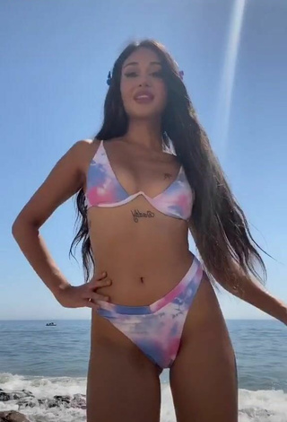 Atractiva Queen Star con Provocativos Bikini en la playa