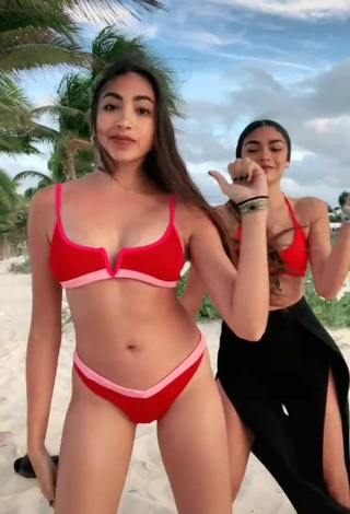 4. Sexy Rosalinda Salinas Con Sujetador De Bikini En La Playa