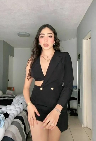 Hermosa Rosalinda Salinas con Vestido Negro